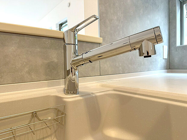 【浄水器】キッチンには浄水器を標準装備。最近は水を飲むという場面以外にも料理で使用したり、野菜を洗う場合もキレイな水で洗いたいという人が増えてきています。