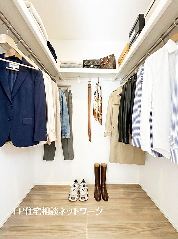 【ウォークインクローゼット】7帖の主寝室にはウォークインクローゼットを完備。※本画像はAIがCGで小物を作成しており、実際の現地に小物は設置されておりません。また、販売価格に小物等は含まれておりません。