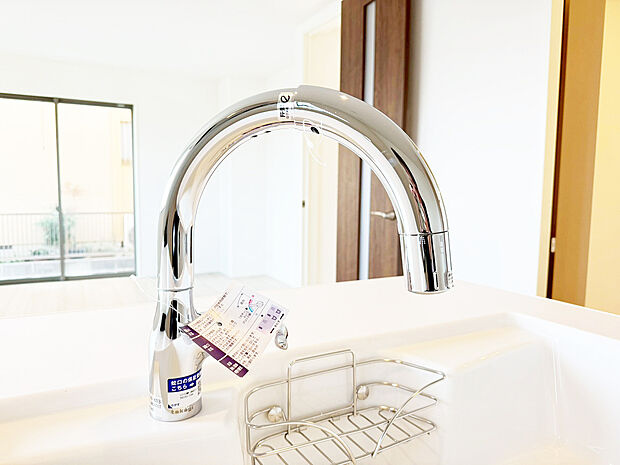 【浄水器】キッチンには浄水器を標準装備。最近は水を飲むという場面以外にも料理で使用したり、野菜を洗う場合もキレイな水で洗いたいという人が増えてきています。