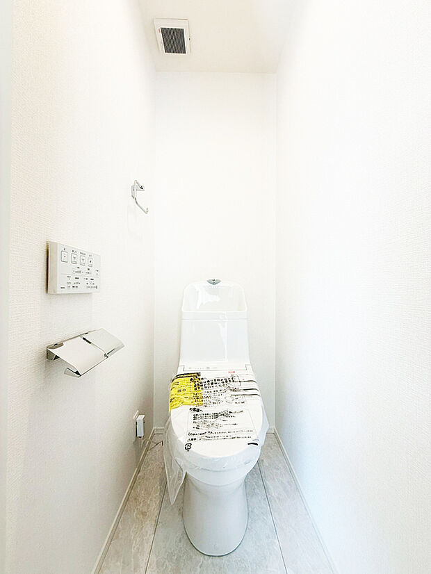 【ウォシュレット】ウォシュレット、暖房便座機能付のトイレです。従来型に比べ節水効果があり、お手入れもしやすいので、家計も家事の負担も軽減してくれます。
