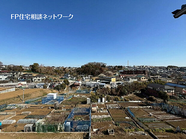 【家庭菜園が楽しめる畑付き】敷地内に畑スペースがあり、季節の野菜やハーブを育てながら暮らせる住環境です。土に触れ、収穫を楽しむ“自分だけの菜園ライフ”が叶います。