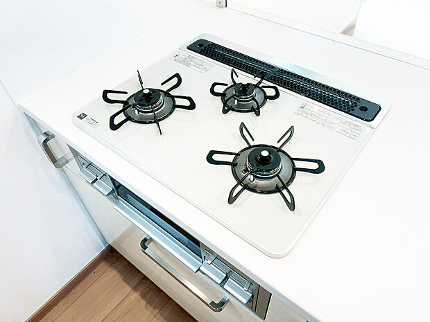 【ガラストップガスコンロ】慣れている方も多く、火力が目に見えるため、使いやすいという方も多い、3口のガスコンロ。油汚れなど「サッ」と一拭き!毎日のお手入れがとっても楽になるガラストップ仕様です♪