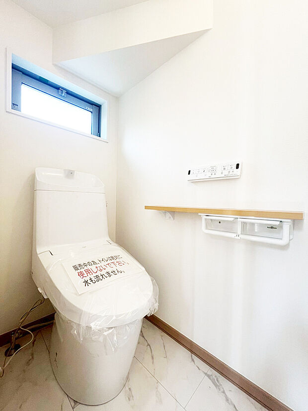 【温水洗浄暖房便座機能付きトイレ】洗浄機能付き便座を標準装備。便座保温機能もあるので寒い季節も安心です。従来型に比べ節水効果があり、お手入れもしやすいので、家計も家事の負担も軽減してくれます。