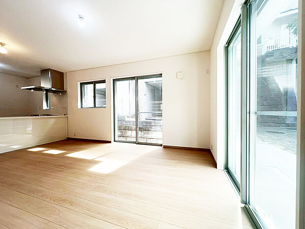 【Low-e複層ガラス】2枚のガラスの間に空気層が設けられ、ペアガラスの中でも特に遮熱性に優れているガラスです。日射熱を6割程度カットしてくれるので、真夏の室温上昇を防ぎます。冷房効率と室内熱中症対策に効果あり!