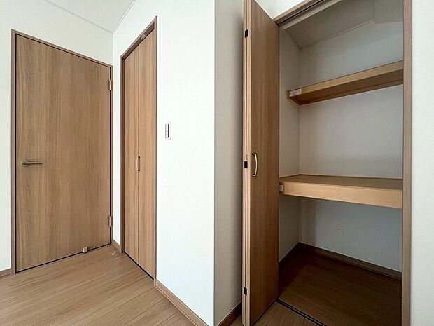 【収納力が豊富な大型クローゼット】普段着やスーツはもちろんのこと、コート類などもしっかり掛けられます。奥行きもあるので、収納ボックスもそのまましまえて部屋がスッキリしますね。