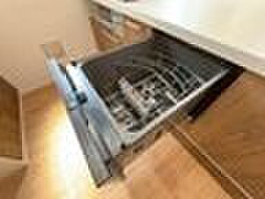 【食器洗浄乾燥機】あったらいいなの代表的な設備である食洗機。ビルトイン型なので、おさまりもよく、使い勝手も良好です。