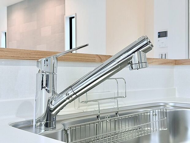 【浄水器内蔵一体型水栓】浄水器を内蔵したキッチン水栓。お米を研いだり、野菜を洗ったりするときなど用途に応じてワンタッチで浄水に切り替えが可能です。カートリッジ式なので、フィルターを簡単に交換する事が出来ます。