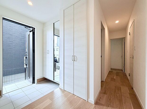 【スッキリ片付く玄関】出勤前の身支度チェックに欠かせない姿見を玄関に備え付けました。自分の笑顔をチェックして、気持ちの良い一日の始まり。そんなイキイキとした暮らしが待っています。