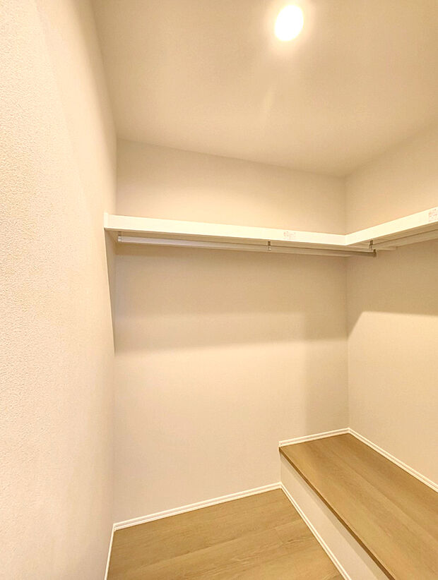 【ウォークインクローゼット】居室空間をすっきり保てる、ウォークインクローゼット付です。広いため、使い慣れた収納家具をこの空間に設置することもできます。鞄や帽子から小物、かさばるスーツケースなど幅広く収納できます。