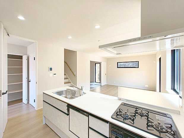 【システムキッチン】スライド収納付きのシステムキッチン。パスタ鍋や圧力鍋、フライパンなども収納できて出し入れもスムーズ。収納量もたっぷりなので料理器具やストック調味料なども入れられる。
