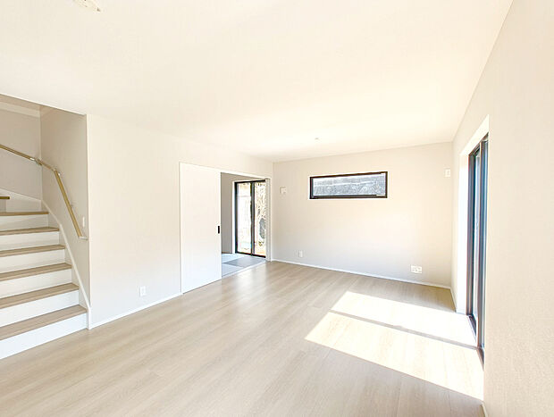 【日当たりの良いリビング】南に大きく面した掃出し窓から光が降りそそぐ開放的なリビング。大きな窓からは、太陽の光はもちろん、爽やかな風が吹き抜けます。自然の恵みが、快適で心地の良い空間を演出してくれます。
