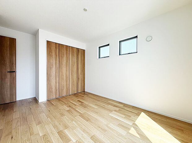 【大型クローゼット付きの主寝室】光を採り込みやすい二面採光の居室は陽当たり良好。クローゼット収納は普段着やスーツ、コート類などもしっかり掛けられます。奥行きもあるので、収納ボックスもそのまま入りますね。