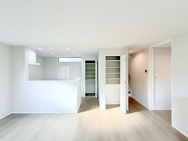 【リビング収納×パントリー付き】リビングには使い勝手の良い収納を備え、日用品や小物をすっきりと片づけられる快適な空間設計です。さらにキッチンにはパントリーを設けており、食品や調理器具をまとめて収納できます。