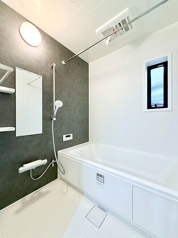 【1坪ユニットバス】ユニットバスはゆったりとくつろげる1坪タイプ。足までしっかりと伸ばせる浴槽は、心身ともにしっかりと疲れを癒してくれます。これだけ広ければ家族みんなで一緒にバスタイムを楽しめます。