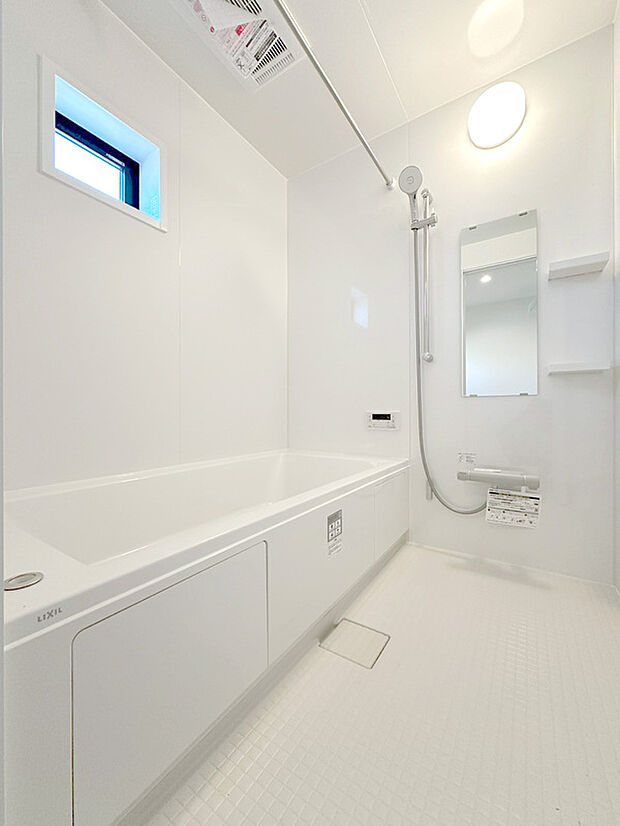 【1坪ユニットバス】ユニットバスはゆったりとくつろげる1坪タイプ。足までしっかりと伸ばせる浴槽は、心身ともにしっかりと疲れを癒してくれます。これだけ広ければ家族みんなで一緒にバスタイムを楽しめます。