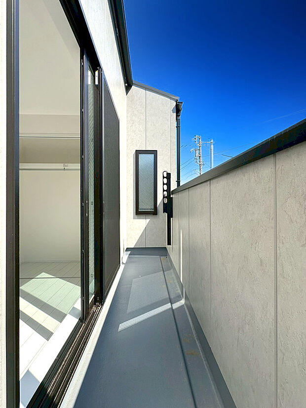 【南東向きの心地よい陽だまり空間】リビングを含む3室が南東向きのため、朝から心地よい陽光が差し込む明るい住まい。一日を気持ちよくスタートできる、開放感と快適性に満ちた空間設計が魅力です。