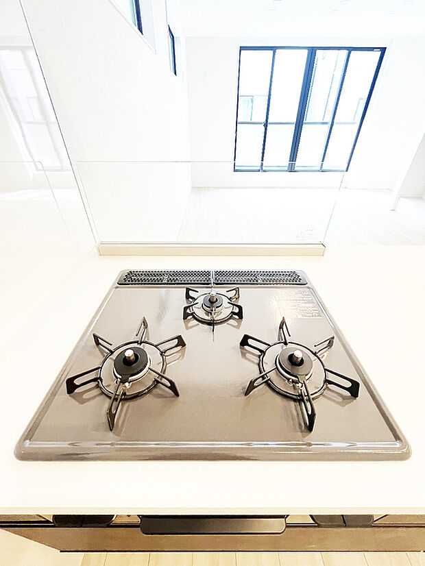 【三口ガスコンロ】慣れている方も多く、火力が目に見えるため、使いやすいという方も多い、3口のガスコンロ仕様です。新生活に伴い、鍋を買い換える必要がない世帯も多く、使い慣れた道具をそのまま使えます。