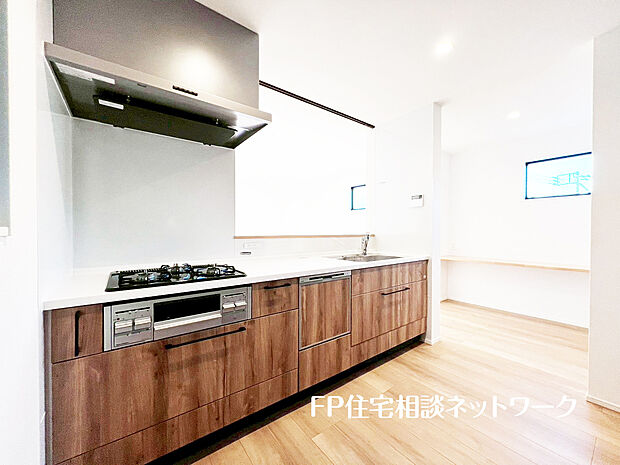 【会話が弾むカウンターキッチン】リビングで遊ぶお子様を見守りながらお料理が出来る対面式カウンターキッチンは、料理をしながらご家族との会話を楽しめます。大切なご家族をいつも身近に感じられ、毎日のお料理も楽しくなりますね。
