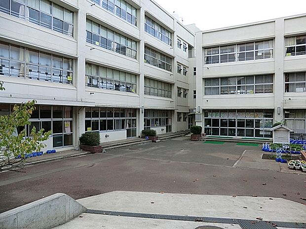 横浜市立港北小学校（約650m）