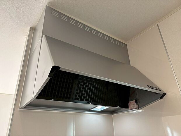 【レンジフード】調理中の煙やにおいをしっかり吸い込み、キッチンを快適に保つレンジフードを採用。お手入れしやすい構造で、毎日の料理がより快適になります。