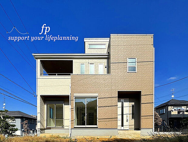【～類似外観同仕様～】施工例のため分譲中の建物とは外壁、屋根開口部等の形状・仕様が異なります。