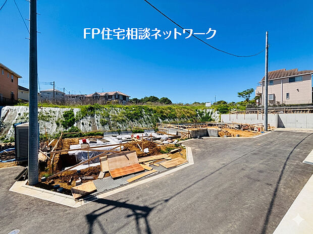 【～景観の整った大規模分譲地～】統一感のある街並みとゆとりある区画設計が魅力で、新しいコミュニティが育まれる安心の住環境です。家族の暮らしを豊かにする、魅力あふれる街がここから始まります。
