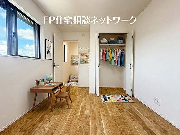 【窓から差し込む柔らかな光が届く、クローゼット付き洋室】本画像はAIによるCGイメージです。家具は設置されておらず、販売価格に家具等は含まれておりません。
