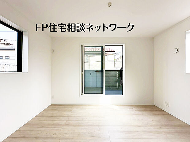 【バルコニーに面した明るい洋室】2面採光でお部屋の隅々まで明るい印象の居室。バルコニーにも出られて、おひさまの光と爽やかな風をたっぷりと取り込めます。毎日の生活も自然と明るくなりそうです。