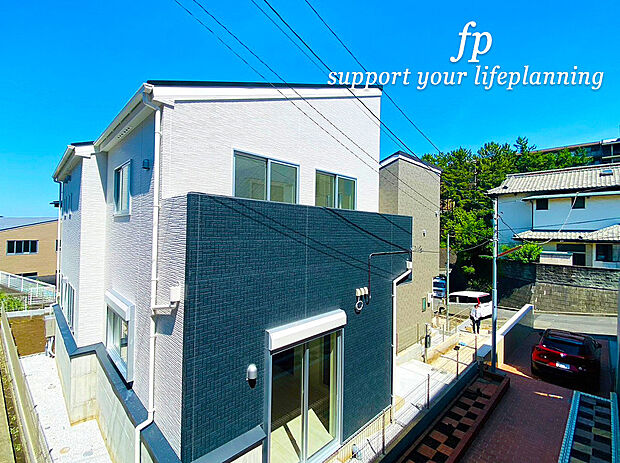 【～類似外観同仕様～】施工例のため分譲中の建物とは外壁、屋根開口部等の形状・仕様が異なります。
