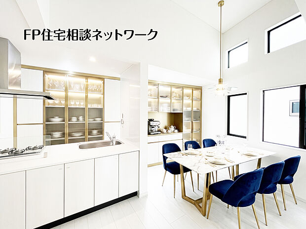 【窓が多い、光に満ちたリビング】本画像はAIがCGで家具や小物を作成しており、実際の現地には設置されておりません。また、販売価格には含まれておりません。