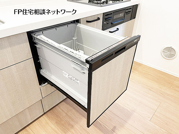 【食器洗浄乾燥機】手間をかけずに食後の後片付けができる食器洗浄乾燥機。食器の出し入れがスムーズなスライドタイプ。高温で洗うのでしつこい油よごれもすっきり落ち、除菌もできます。また手洗よりも節水でき、節約にもなります。
