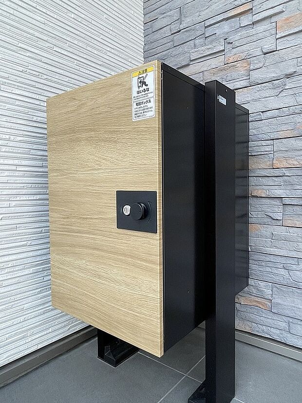 【宅配ボックス】マンションでは「あたりまえ」の設備ですが、戸建住宅では未だ珍しい部類の宅配ボックス。在宅時でも不在時でも人と接触せずに荷物が受け取れるだけでなく、宅配業者さんへの罪悪感もなくなります!