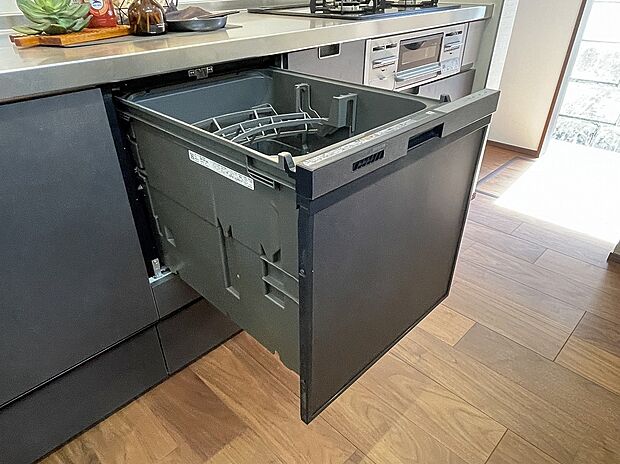 【食器洗浄乾燥機】あったらいいなの代表的な設備である食洗機。ビルトイン型なので、おさまりもよく、使い勝手も良好です。