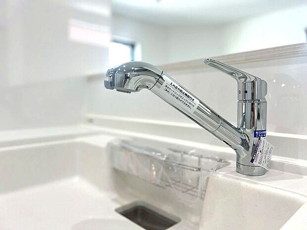 【浄水器内蔵一体型水栓】浄水器を内蔵したキッチン水栓。お米を研いだり、野菜を洗ったりするときなど用途に応じてワンタッチで浄水に切り替えが可能です。カートリッジ式なので、フィルターを簡単に交換する事が出来ます。