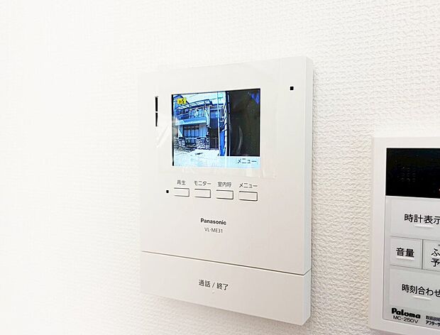 【ＴＶモニター付きインターホン】来訪者を目で確認できるＴＶモニター付きインターホン。直接顔を会わせなくてもインターホン越しに会話することができます。人と対面するのに注意が必要なこの時代に必須の設備ですね。
