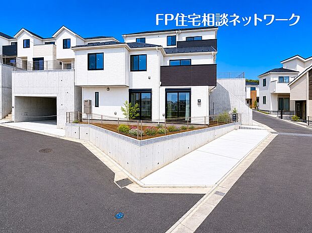 【~車通りが少ない安心の街並み~】私道がゆるやかに巡る大型分譲地は、車通りが少なく、家族が安心して過ごせる落ち着いた住環境です。 住人だけが行き交う穏やかな道路計画が、街並みの一体感と静けさを生み出します。