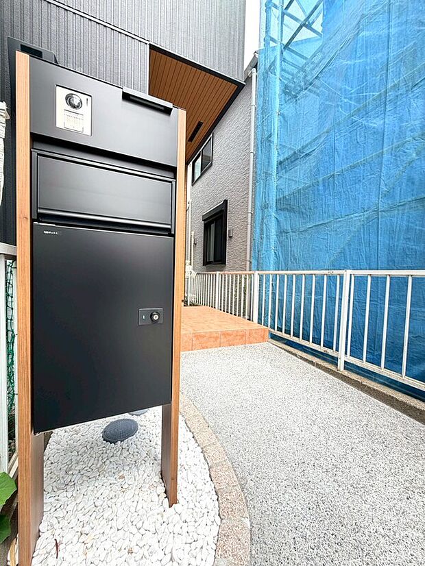 【宅配ボックス付き機能門柱】宅配便の配達時に不在でも、荷物を入れられる鍵付きの宅配ボックスを設置しました。インターネットで買い物をすることが多い方、配送時間帯に家にいることが少ない方に嬉しい設備ですね。