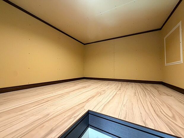 【家族の思い出もたっぷり収納できる小屋裏収納。】想い出の品、趣味の物、クリスマスツリーなどのシーズン品をたっぷりしまえる小屋裏収納を設けました。居室空間を邪魔しないスペースですので、荷物の多いご家族にも嬉しい収納ですね。
