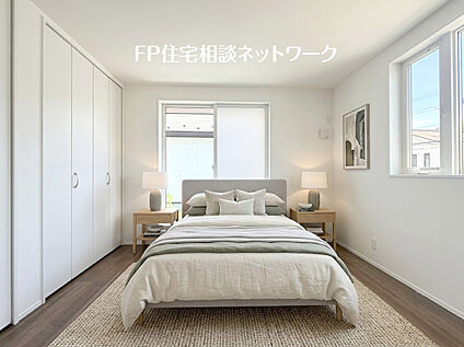 バルコニーに面した明るい洋室