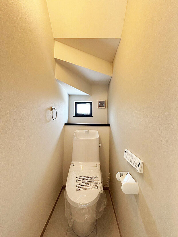 【ウォシュレット】ウォシュレット、暖房便座機能付のトイレです。従来型に比べ節水効果があり、お手入れもしやすいので、家計も家事の負担も軽減してくれます。