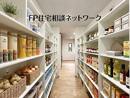 大容量パントリーでキッチンを美しくすっきり
