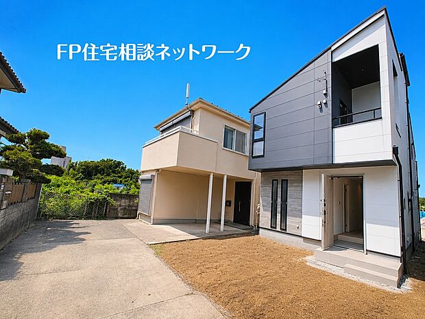 【セカンドカー+多目的利用可能な、ゆとりある敷地設計】並列2台駐車可能。セカンドカー用として、自転車置き場や物置場として、お子様の遊ぶスペースとして、ゆとりある敷地だからこそ可能な多用途にご利用いただけるスペースです。
