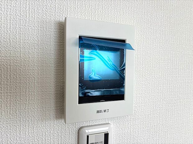 【TVモニター付きインターホン】来訪者を目で確認できるTVモニター付きインターホン。直接顔を会わせなくてもインターホン越しに会話することができます。人と対面するのに注意が必要なこの時代に必須の設備ですね。