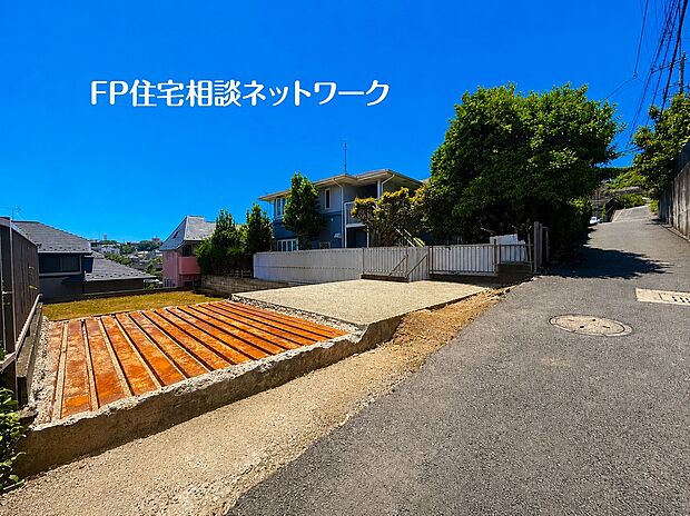 【前面道路は車通りの少ない道路】お車の出し入れが苦手なママや小さなお子様にも安心ですね。しっかり舗装もされているので、ベビーカーや自転車で通っても快適に通行できます。