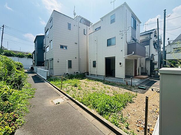 【~駅近の利便性と開放感を享受する住環境~】駅チカ立地ながら開放感あふれるロケーション。前面に建物が迫らず、四季折々の自然を身近に感じながら、心地よい陽光と風を享受できます。都市の利便性と穏やかな住環境を兼ね備えた暮らしを叶える住まいです。