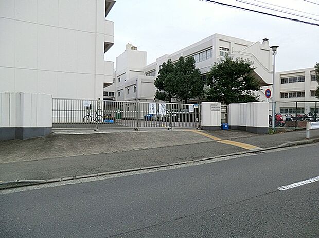 義務教育学校霧が丘学園(約1,400m)
