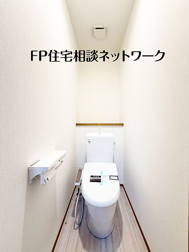 【温水洗浄暖房便座機能付きトイレ】洗浄機能付き便座を標準装備。便座保温機能もあるので寒い季節も安心です。従来型に比べ節水効果があり、お手入れもしやすいので、家計も家事の負担も軽減してくれます。

