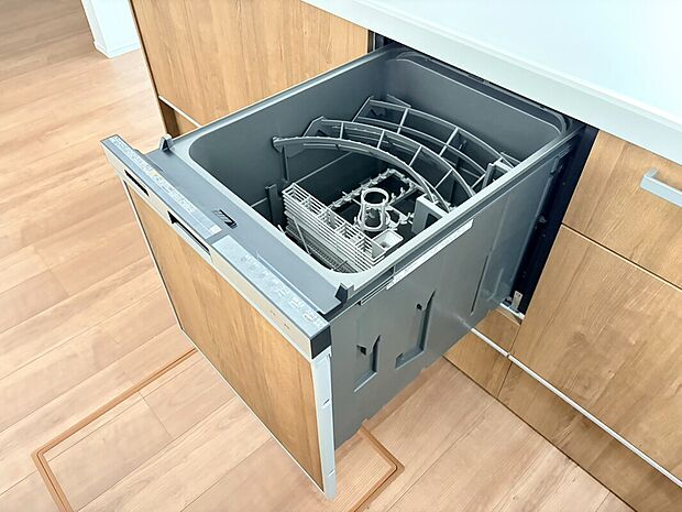 【食器洗浄乾燥機】あったらいいなの代表的な設備である食洗機。ビルトイン型なので、おさまりもよく、使い勝手も良好です。