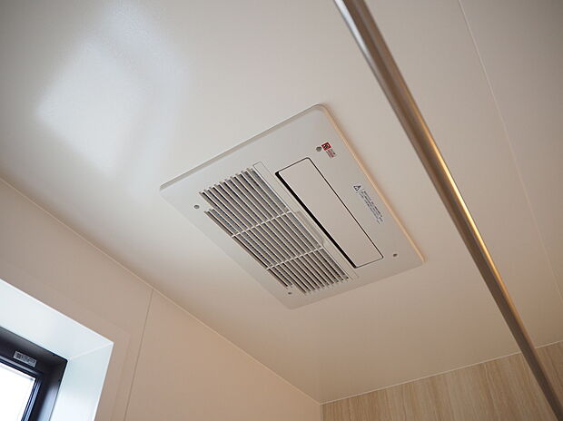 【浴室暖房乾燥機】浴室使用後の水滴や湿気を排出し、カビの発生やいやなニオイを抑えます。
また、冬期や梅雨時、屋外で洗たく物を干せない場合にも利用でき、花粉やホコリも付かずに清潔に乾燥できます。
さらに、浴室の入浴時のヒンヤリ感を緩和するために、入浴前に浴室を暖めておくことができるので、冬には嬉しい機能です。