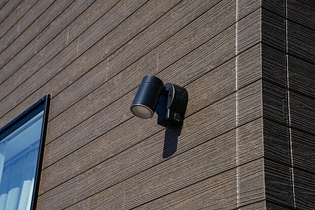 【オートセンサーライト】各宅地内で死角になる部分には、壁付オートセンサーライトを設置しています。